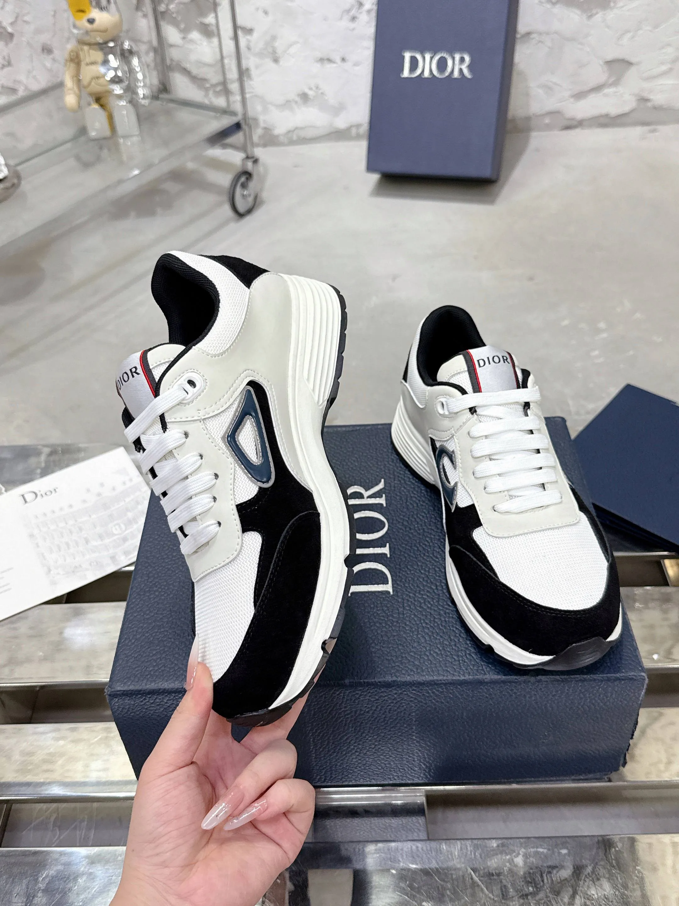 Men's men's shoes💰580💰 Dior Dior's latest color matching B30 series dad sneakers original 17960💰 purchased for development and production Brand new B30 sneakers Dad Shoes style shoes that follow the trend of the retro market The Dior logo on the tongue also indicates that this pair of shoes is the B30 model! B30 uses fine-textured leather and mesh cloth materials to form a shoe body. There are conspicuous letters CD on both sides of the shoe body to indicate identity. Many lines on the shoe body outline details to make the shoes look less monotonous and full of retro flavor. The delivery counter is exquisitely packaged🛍📦 ▪️Fabric: Original customized technical fabric + mesh ▪️Inner lining: Customized breathable lining ▪️Outsole: Original molded IP foam + TPU outsole ▪️Sole thickness: 3.5CM ▪️Size: Men's size 39-46 (Male size 38.45.46 customized)